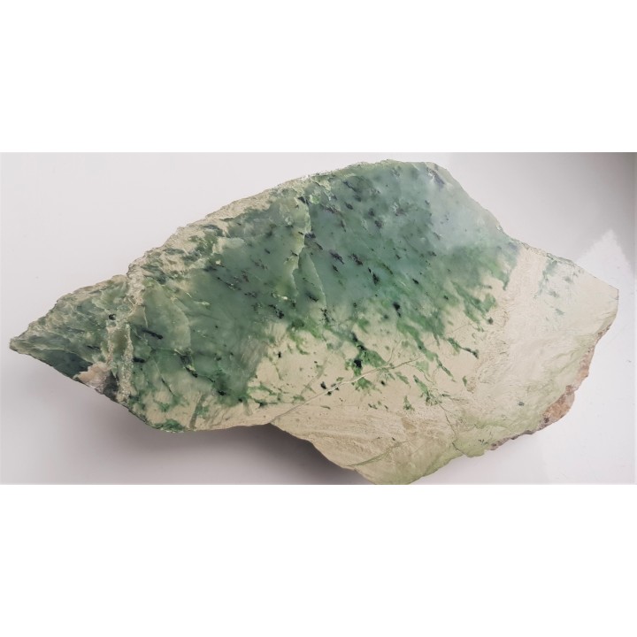 Duży okaz jasnego nefrytu z Nasławic na Dolnym Śląsku