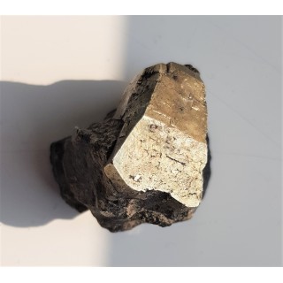 Kryształ pirytu z historycznej lokalizacji - kopalni Victoria w Wałbrzychu