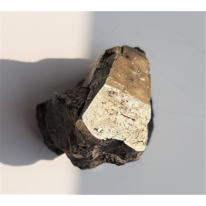 Kryształ pirytu z historycznej lokalizacji - kopalni Victoria w Wałbrzychu