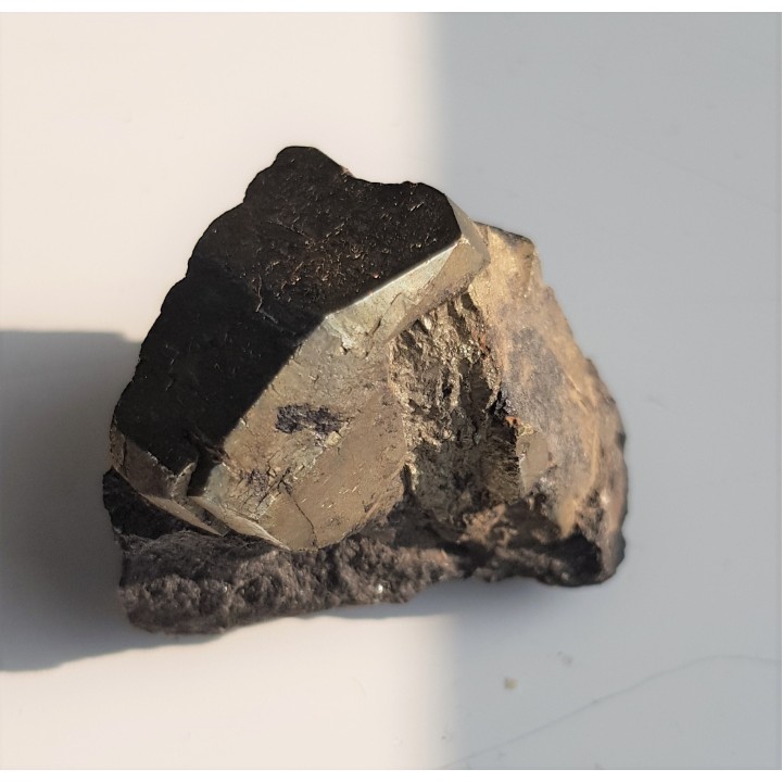 Kryształ pirytu z historycznej lokalizacji - kopalni Victoria w Wałbrzychu