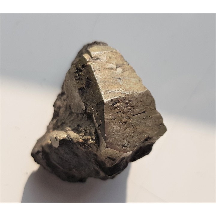 Kryształ pirytu z historycznej lokalizacji - kopalni Victoria w Wałbrzychu