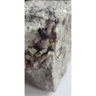 Kryształ szelitu w pegmatycie ze Szklarskiej Poręby