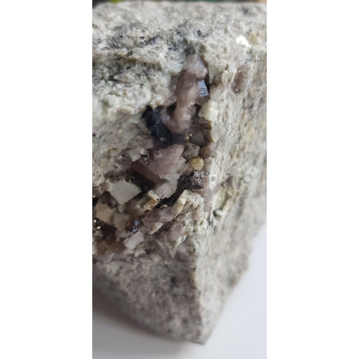 Kryształ szelitu w pegmatycie ze Szklarskiej Poręby