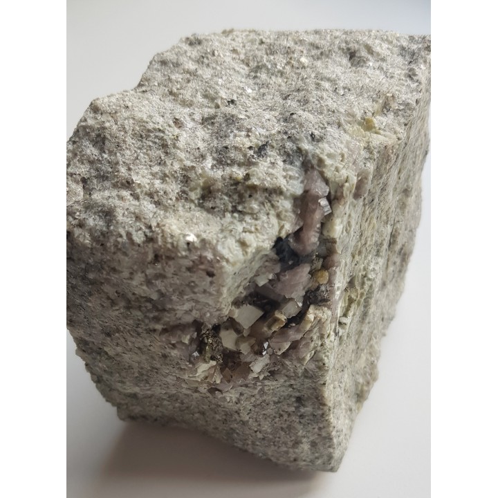 Kryształ szelitu w pegmatycie ze Szklarskiej Poręby