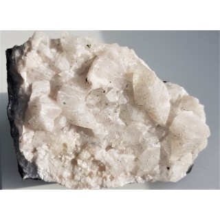 Druza kryształów kalcytu z wrostkami minerałów rudnych