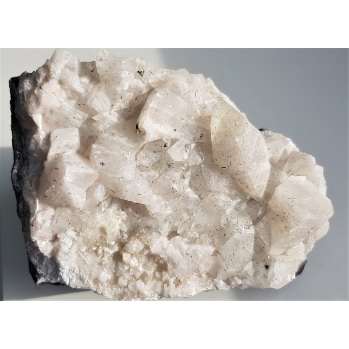 Druza kryształów kalcytu z wrostkami minerałów rudnych