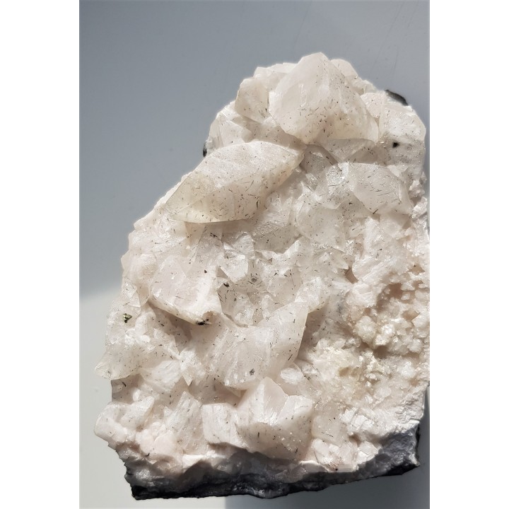 Druza kryształów kalcytu z wrostkami minerałów rudnych