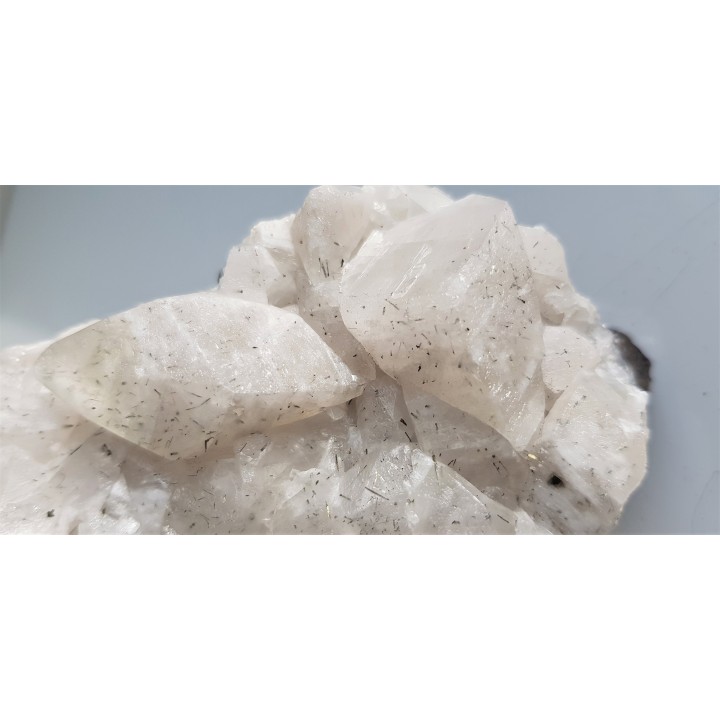 Druza kryształów kalcytu z wrostkami minerałów rudnych