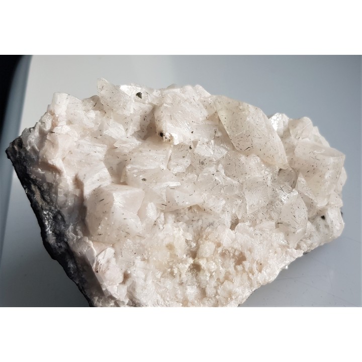 Druza kryształów kalcytu z wrostkami minerałów rudnych