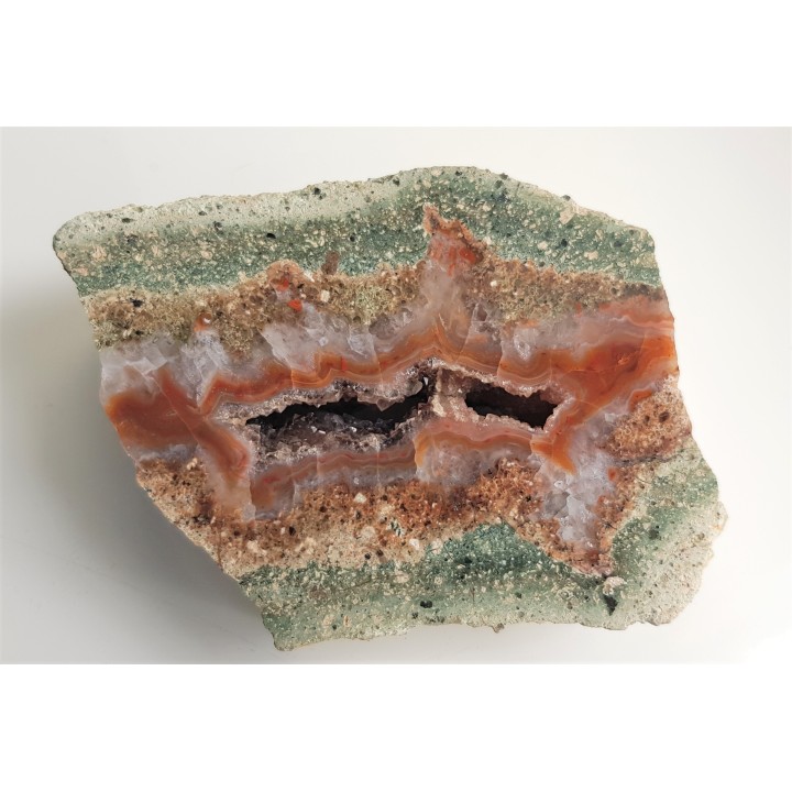 Agat żyłowy z Gozdna w zielonym porfirze