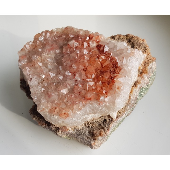 Okazała szczotka kwarcowa pokryta hematytem z Gozdna