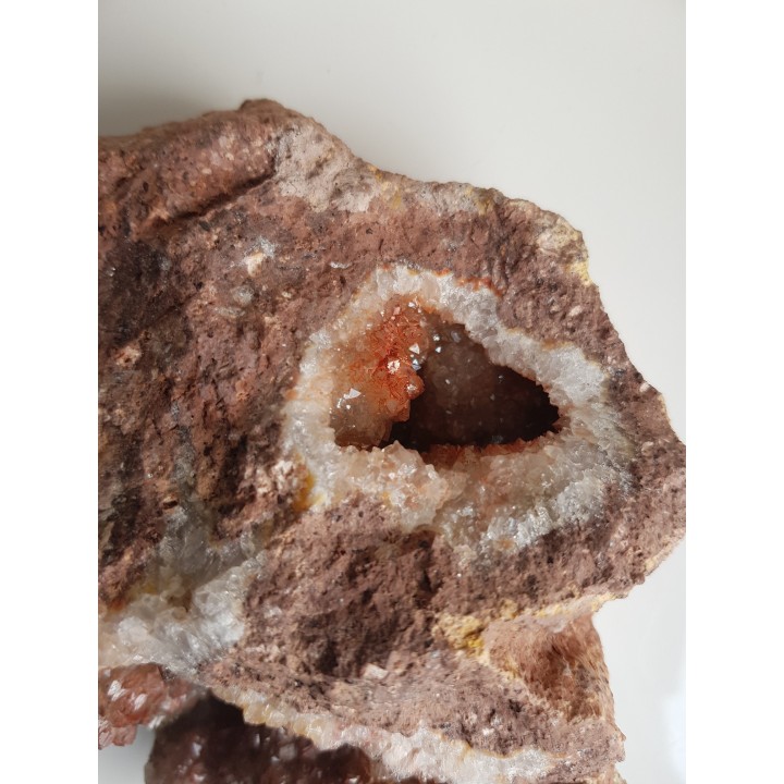 Geoda z kwarcem z czerwonym hematytem Gozdna w Górach Kaczawskich