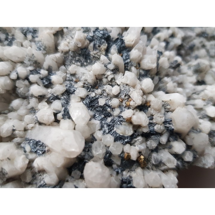 Minerały rudne na szczotce kwarców mlecznych ze Strzegomia