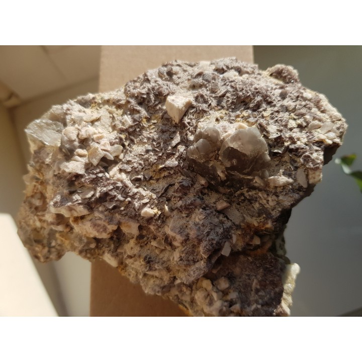 Okazała szczotka kryształów aksynitu ze Strzegomia