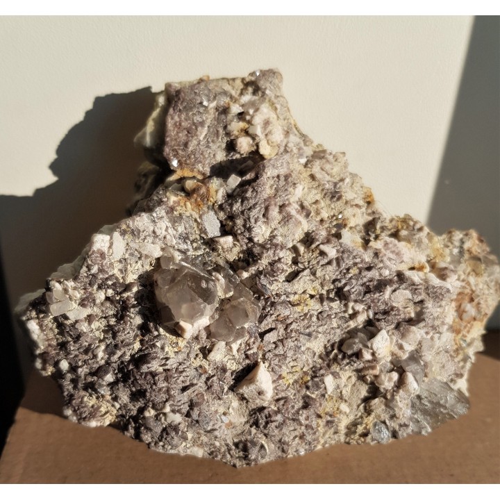 Okazała szczotka kryształów aksynitu ze Strzegomia