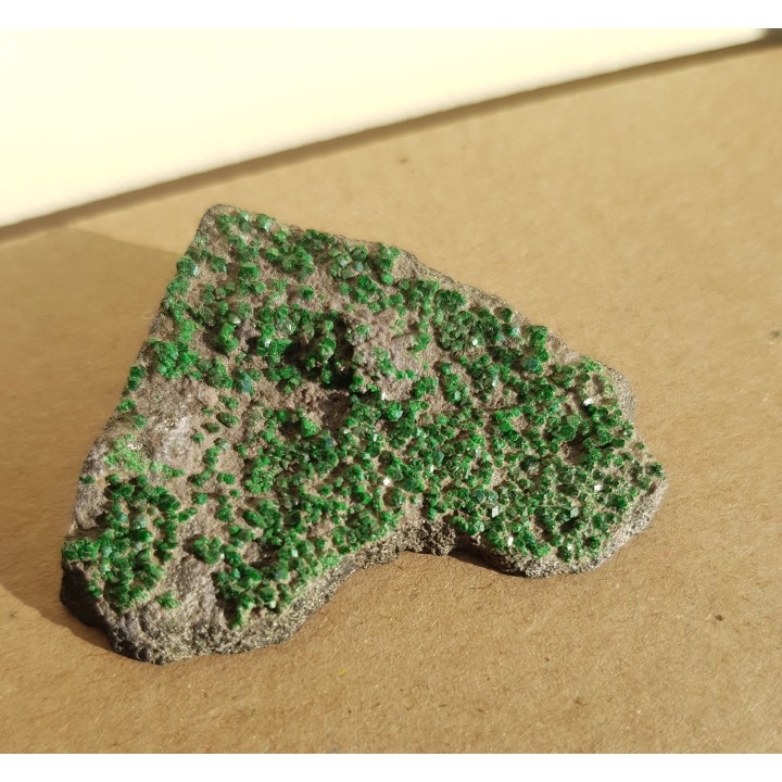 Szczotka kryształów uwarowitu z Uralu