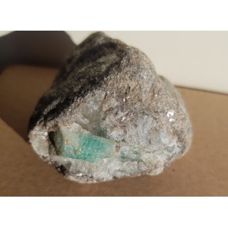 Kryształ szmaragdu we fluorycie i łupku z Uralu