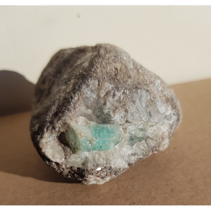 Kryształ szmaragdu we fluorycie i łupku z Uralu