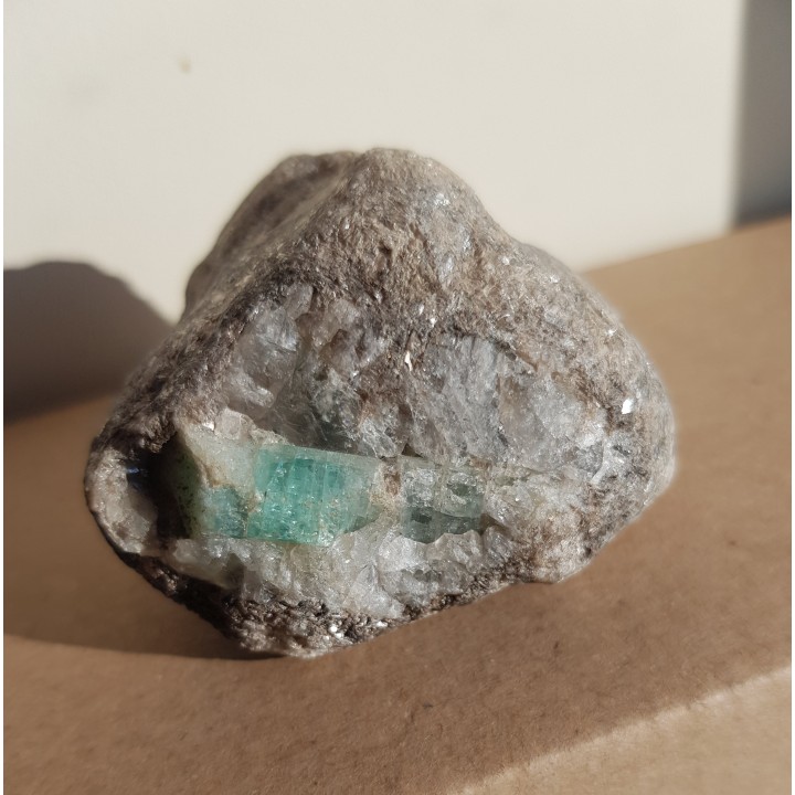 Kryształ szmaragdu we fluorycie i łupku z Uralu