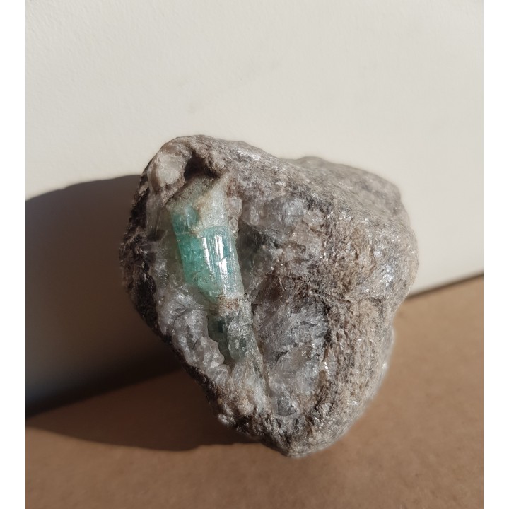 Kryształ szmaragdu we fluorycie i łupku z Uralu