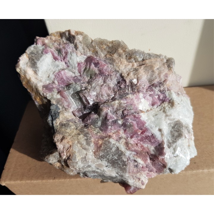 Pegmatyt obficie przerośnięty elbaitem z Piławy Grn.