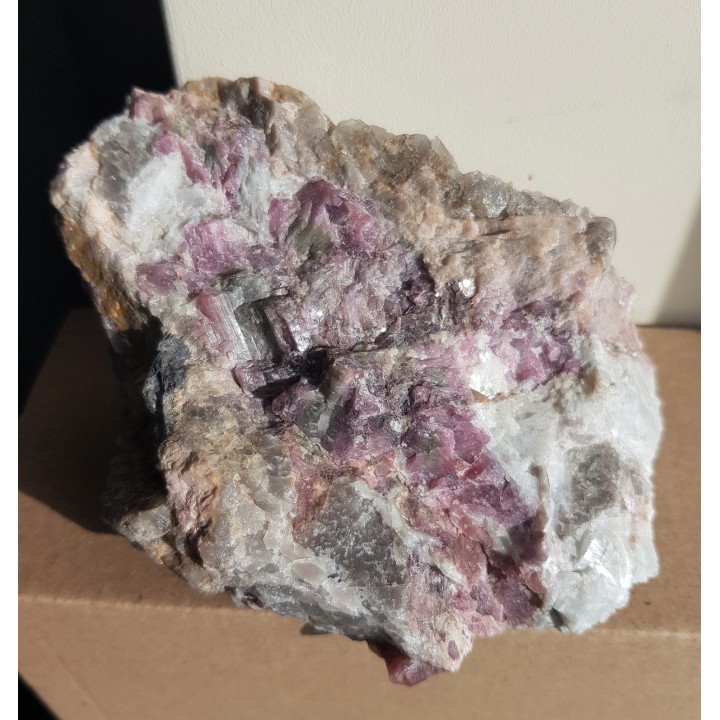 Pegmatyt obficie przerośnięty elbaitem z Piławy Grn.