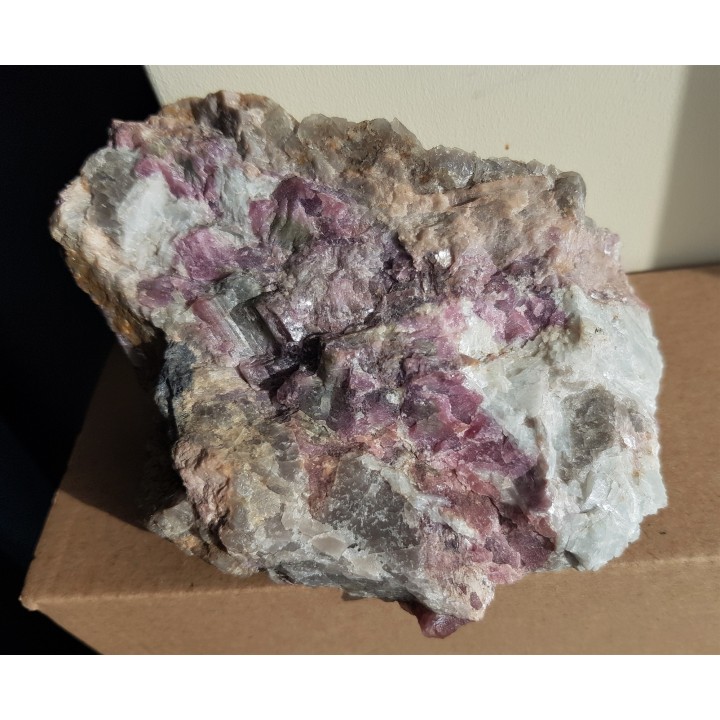 Pegmatyt obficie przerośnięty elbaitem z Piławy Grn.