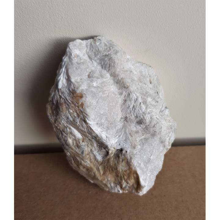 Okaz wollastonitu z Izerskich Garbów