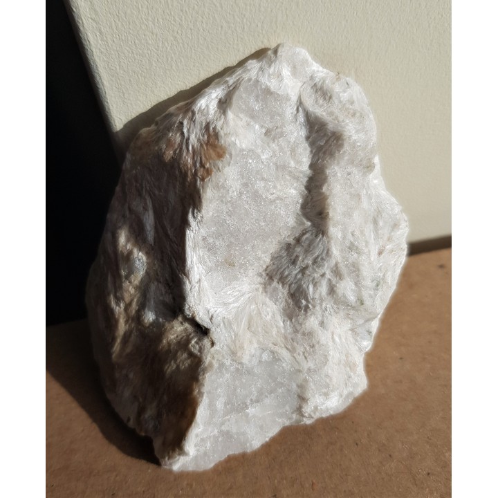 Okaz wollastonitu z Izerskich Garbów