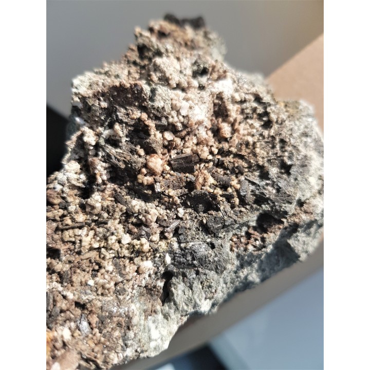 Turmaliny w kawernie w amfibolicie z Piławy Grn.