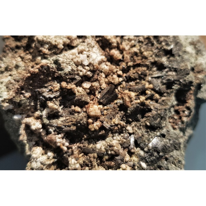 Turmaliny w kawernie w amfibolicie z Piławy Grn.