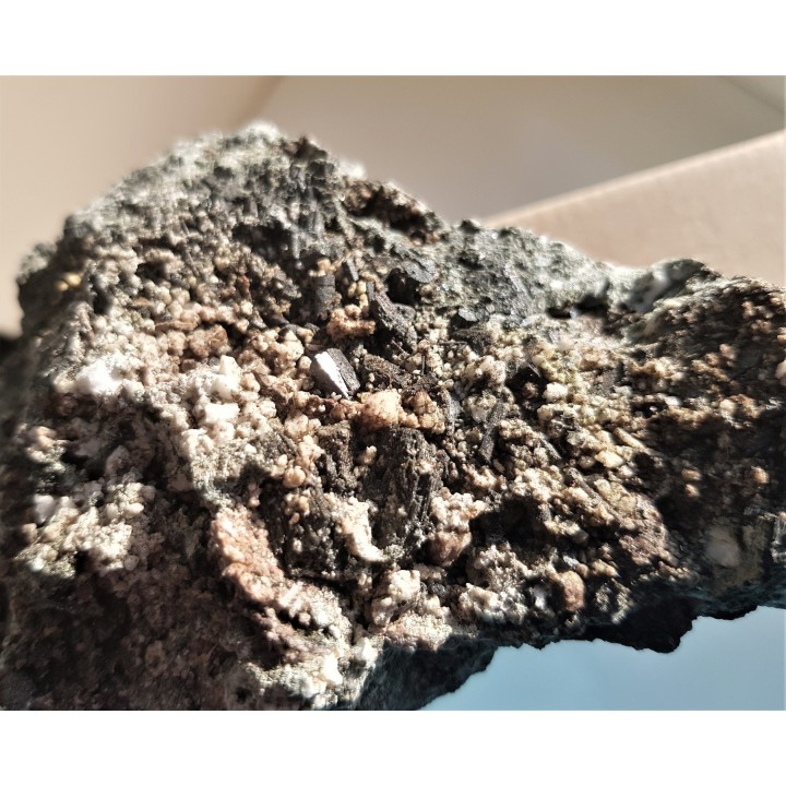 Turmaliny w kawernie w amfibolicie z Piławy Grn.