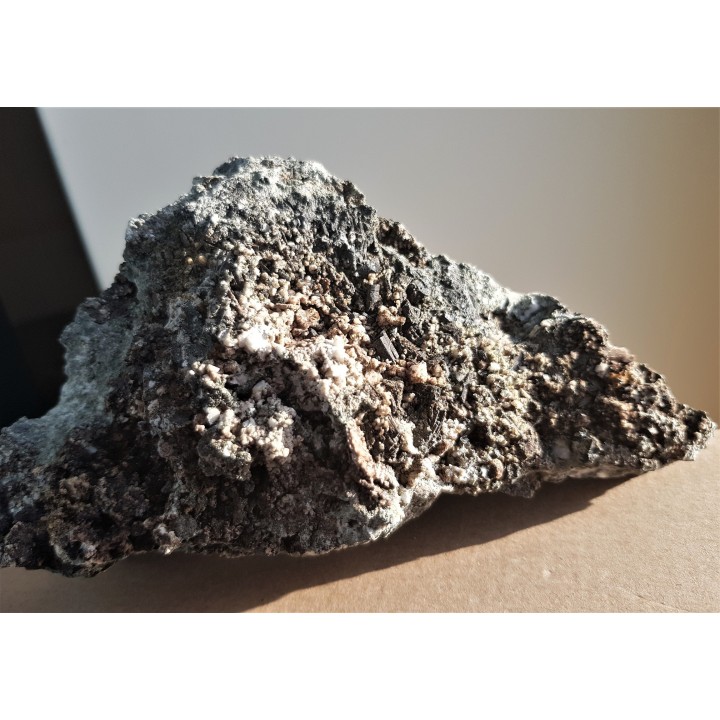 Turmaliny w kawernie w amfibolicie z Piławy Grn.