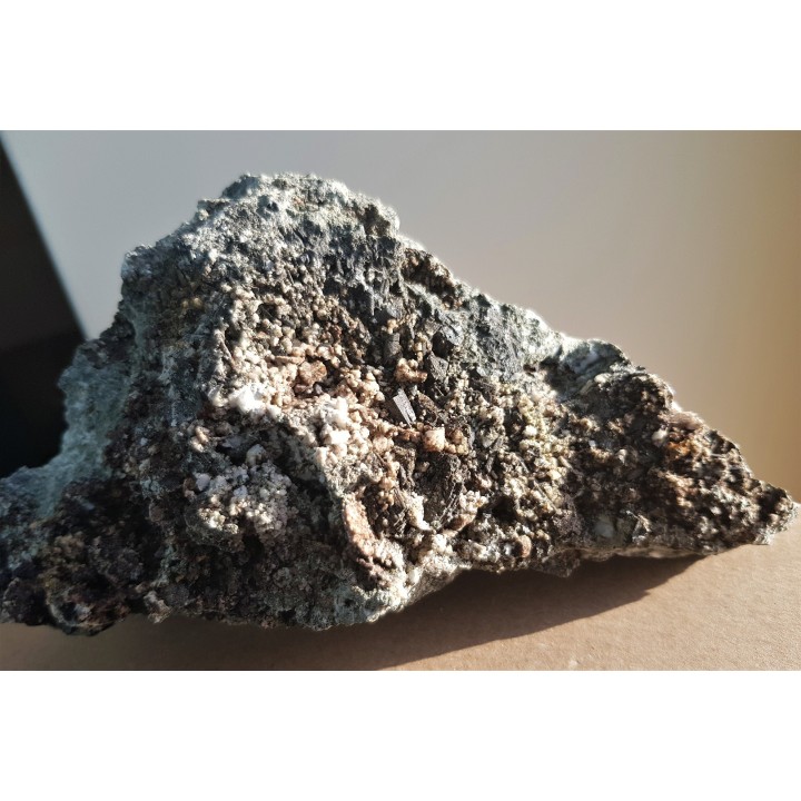 Turmaliny w kawernie w amfibolicie z Piławy Grn.