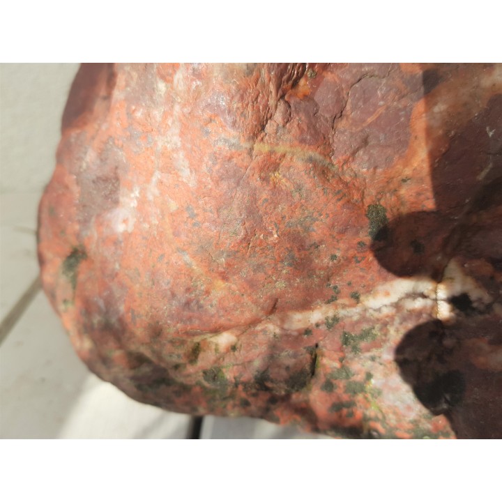 Krwistoczerwony jaspis wielkości głowy ze Starych Bogaczowic