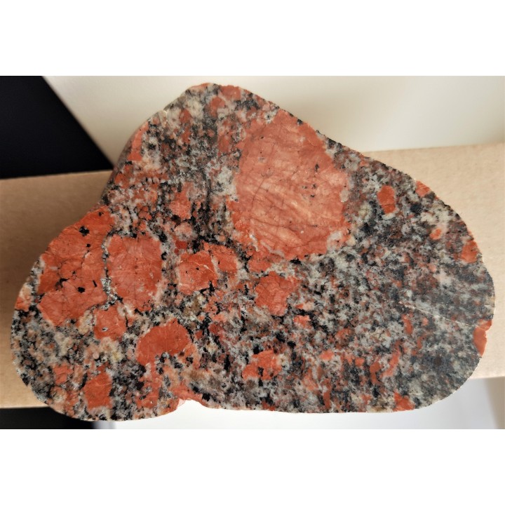 Granit z prakryształami intensywnie czerwonych skaleni, eratyk, Kołobrzeg