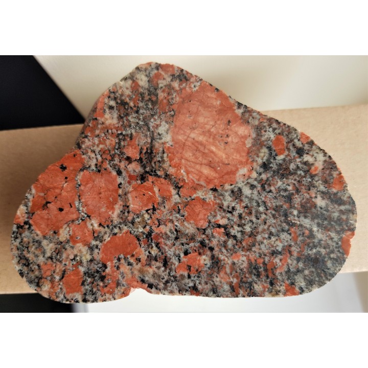 Granit z prakryształami intensywnie czerwonych skaleni, eratyk, Kołobrzeg