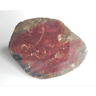 Czerwony chalcedon w czarnej otoczce z Bolesławca