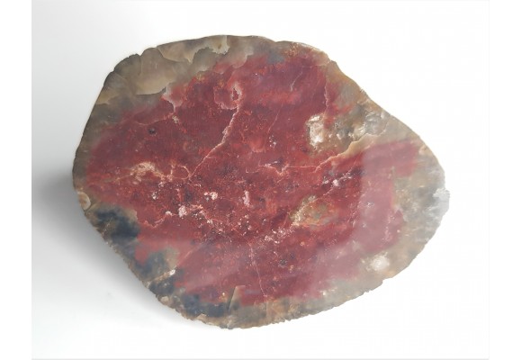 Czerwony chalcedon w czarnej otoczce z Bolesławca