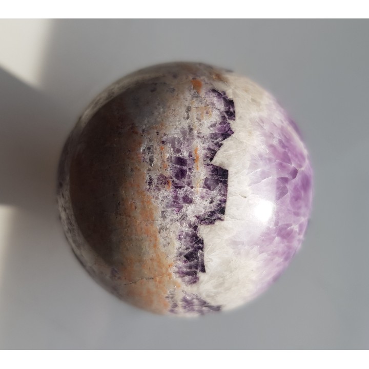 Kula polerowana z żyły ametystowo-fluorytowej z Kletna