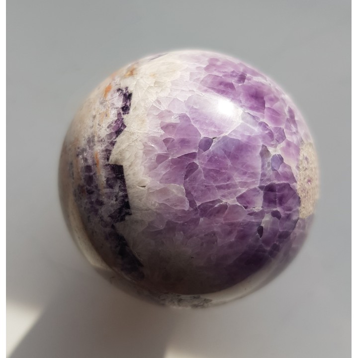 Kula polerowana z żyły ametystowo-fluorytowej z Kletna