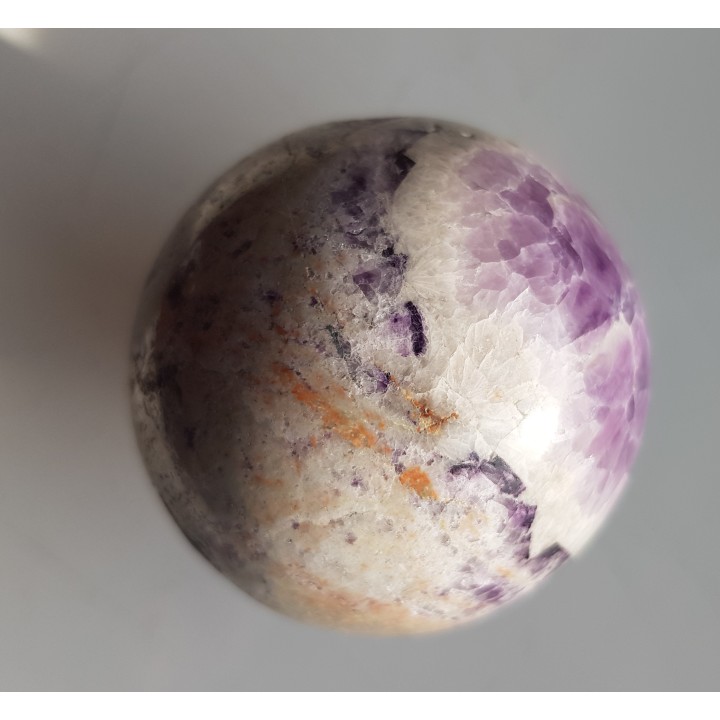 Kula polerowana z żyły ametystowo-fluorytowej z Kletna