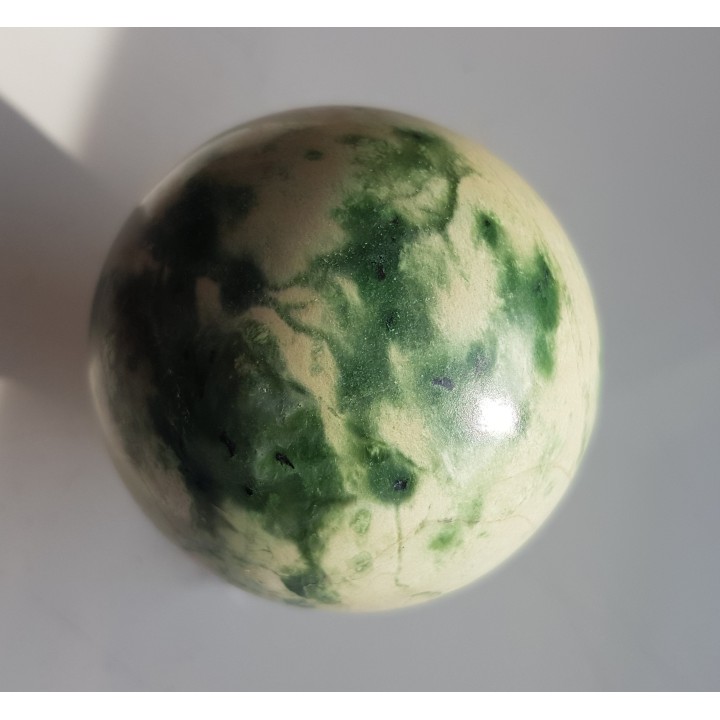 Kula polerowana z rodingitu z Nasławic