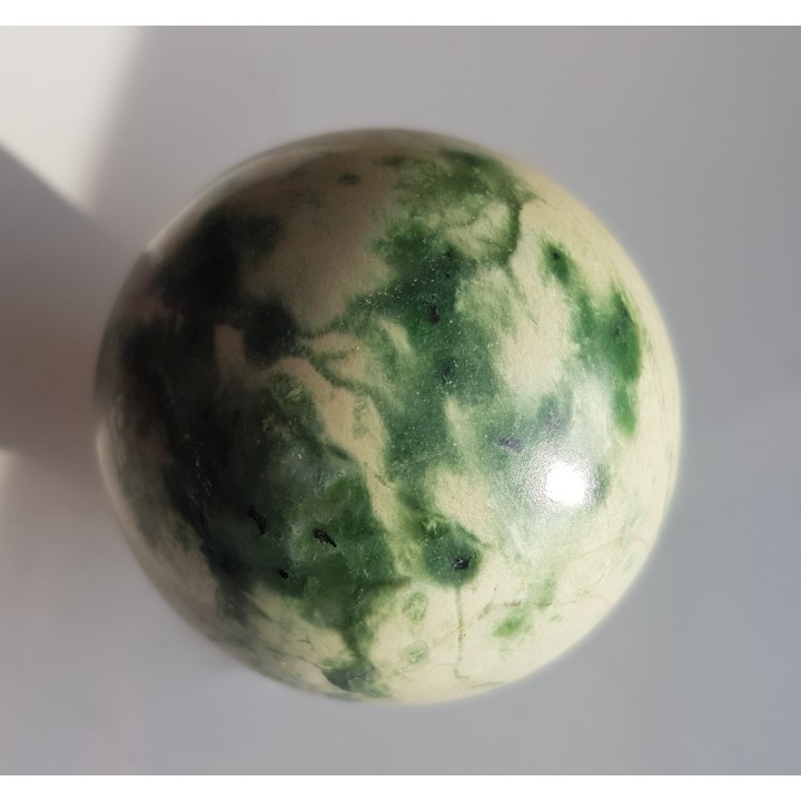 Kula polerowana z rodingitu z Nasławic