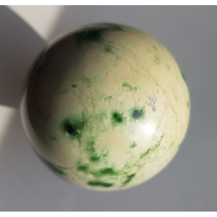 Kula polerowana z rodingitu z Nasławic