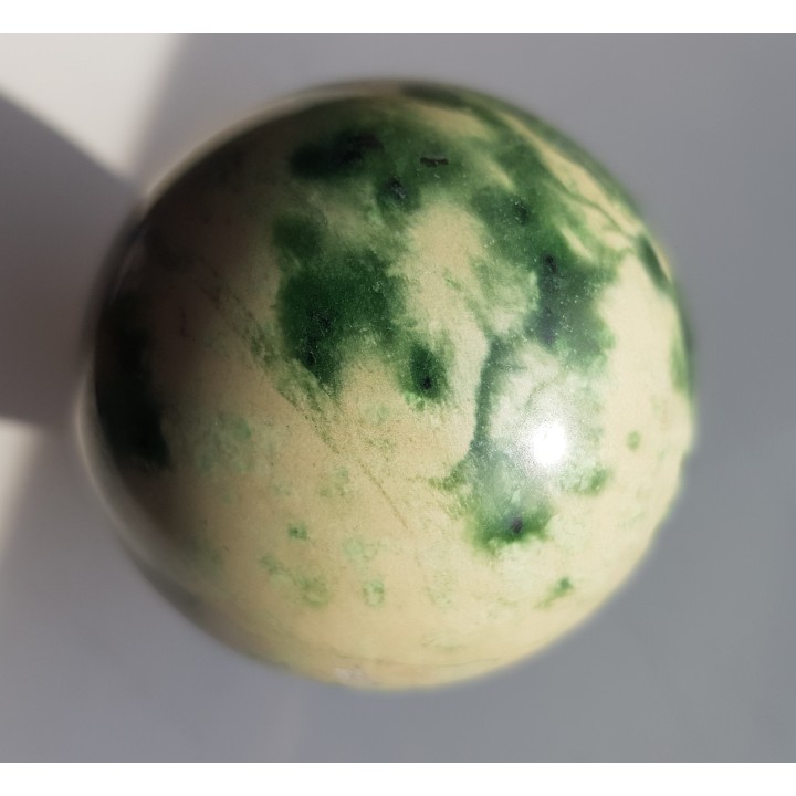 Kula polerowana z rodingitu z Nasławic