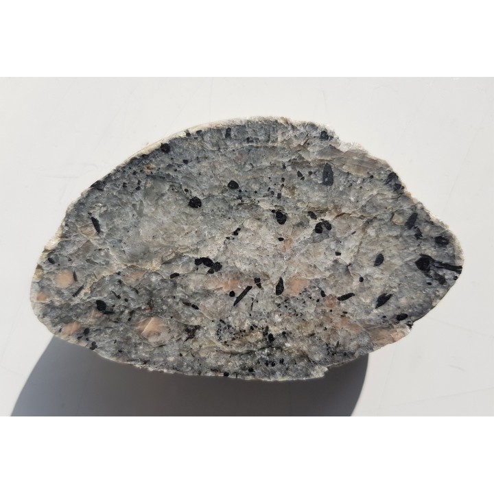 Skała kwarcowo-łyszczykowa z brązowym turmalinem, eratyk Dźwirzyno