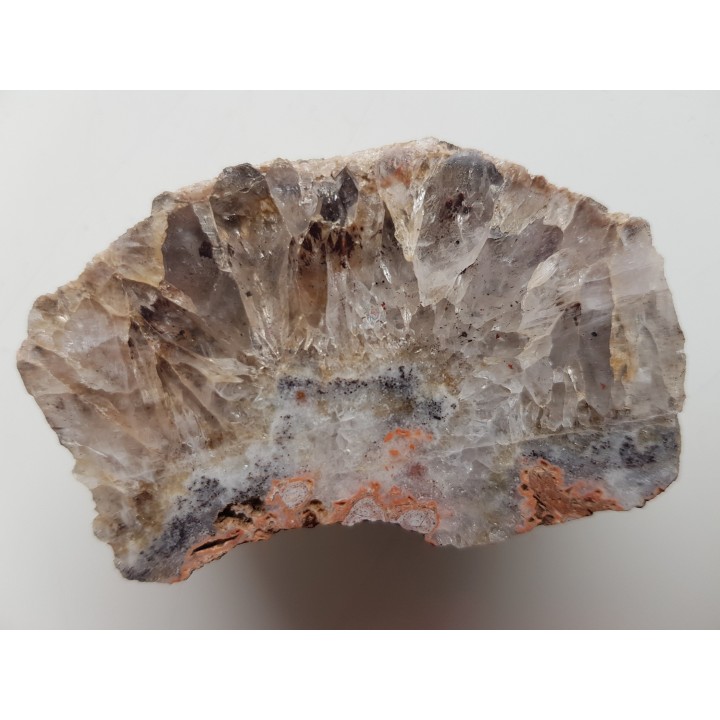 Szczotka kwarcowa z wrostkami krystalicznego goethytu z Suszyny