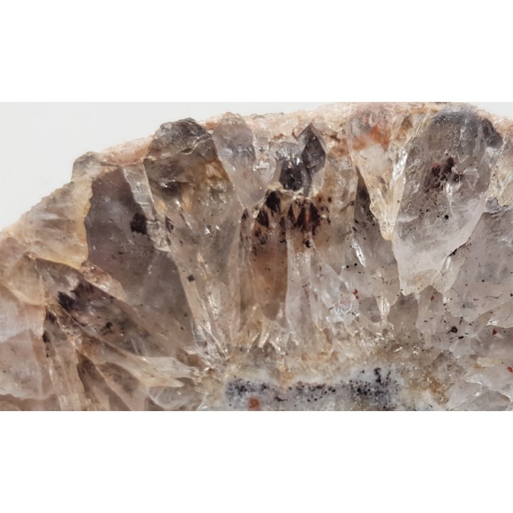 Szczotka kwarcowa z wrostkami krystalicznego goethytu z Suszyny