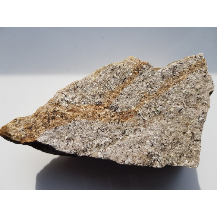 Brązowe, igiełkowate kryształy turmalinu na kwarcycie z Romanowa k. Strzelina